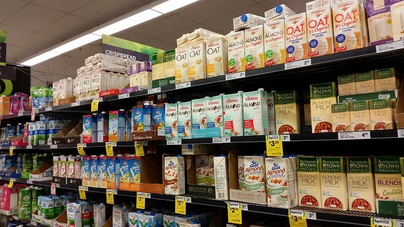 オーストラリアの普通のスーパーでも様々なVegan対応の植物性のミルクがずらり。